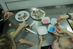 2015 Dezember: Weihnachtsbäckerei in Straubing