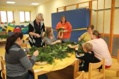 2016 November: Advendskranzbinden mit dem städtischen Kindergarten